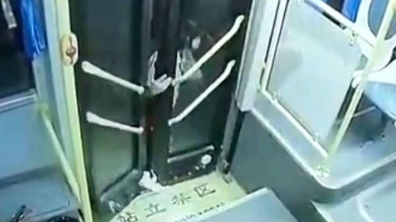 Dívce se zasekla noha ve dveřích autobusu, táhl ji za sebou 20 sekund